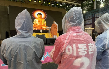 이동환 후보, 우천 속 연등축제 참석…시민·예술인과 현장 소통
