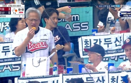 치맥·냉면 먹고 호두과자 선물받고…'젠슨 황 효과'에 웃는 외식업계