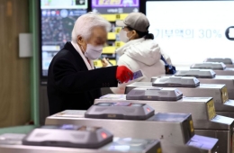 首尔市：“地铁免费乘车年龄由65岁上调至70岁……推进部分公交费补贴”