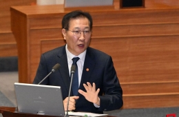 Former Justice Minister Sungjae Park Sentenced to 25 Years in First Trial for Insurrection Participation... Taken Into Custody in Court