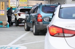 정부 '석유 최고가격제' 추진, 가격 개입 논란·손실 확대 우려