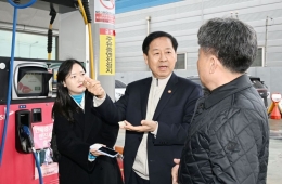 주유소 찾은 구 부총리 "중동사태 틈 탄 기름값 폭리 용서 못해" 