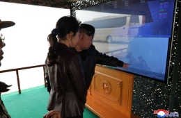 김정은 참관 속 방사포 타격훈련…"420㎞ 사정권 적에 불안 줄 것"