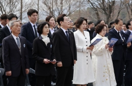 "저절로 오는 민주주의는 없다"…3·15 유족에 허리 숙인 李