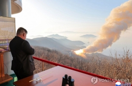 김정은 ICBM용 새 고체엔진 시험 참관…"전략적 군사력 충분히 만족"