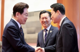 웃으면서 악수하고 대화했지만…여야정, 합의는 없었다