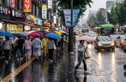 "과거 장마는 잊어라…6월 내내 비" SNS 타고 활활