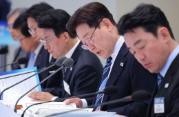 President Lee: "The Nation's Fate Is in the Hands of Public Officials... Do Your Utmost"