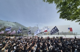 'Sea of Black' Sweeps Pyeongtaek... 40,000 Samsung Union Members Unite in Call to Abolish Performance Bonus Cap