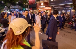 베트남 밤 산책 나선 李대통령…현지 주민과 "신짜오" 