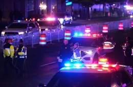 백악관 기자단 만찬장서 산탄총 무장괴한 총격…트럼프 무사