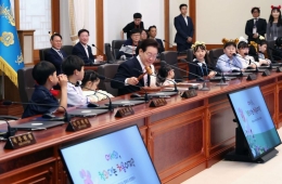 '어서 와, 청와대는 처음이지?'…李대통령, 어린이들과 국무회의 