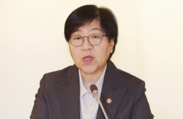 휴일 소아응급실 찾은 정은경 장관…"안심하고 진료받는 환경 만들 것"