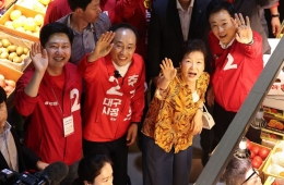 박근혜, 칠성시장 나타나 추경호 유세 지원…'지지층 결집 나서'