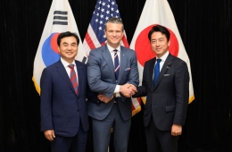 韩美日防务首长新加坡寒暄会面 再次强调三国安全合作