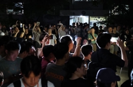 蚕室7洞投票站阻止票箱外运……大批人群聚集