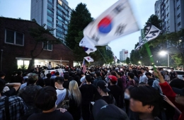경찰, '잠실7동 투표소 봉쇄' 시위대 해산 시도