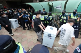 '蚕室7洞投票箱'35小时后运出……示威者一度发生肢体冲突