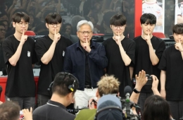 PC방서 '쉿' 포즈 취한 젠슨 황·페이커…"한국, e스포츠 발상지"