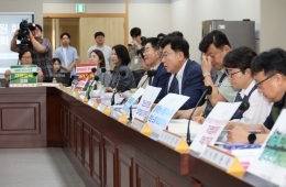  First Minimum Wage Proposal: Labor Demands 12,000 Won, Management Calls for Freeze