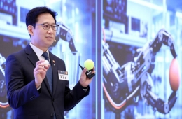 배경훈 "피지컬AI 1강, 앞으로 3년 골든타임…월드모델 기반 범용 모델 구축"