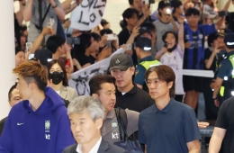 홍명보 감독 등 축구 대표팀 고성·야유 속 귀국