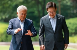 文 "메가프로젝트 이끌어줘 감사"…李 "앞서 육성해놓으신 덕분"