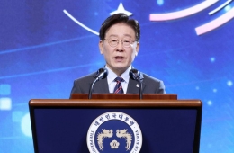 李대통령 "北 대문 계속 두드려야…흡수 통일 않겠단 약속 지킬 것"