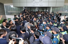 国政调查特别委员会首次现场调查……与示威者对峙后进入蚕室计票所