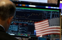  Nasdaq Falls on Semiconductor Weakness... Dow Hits Record High