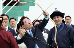 과녁 넘어 벽에 꽂힌 李대통령의 화살…김 여사도 몽골 활쏘기 체험