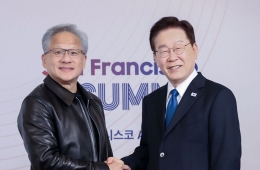 李在明总统：“进入AI黄金时代开端”……Jensen Huang：“与SK合作5000亿美元”
