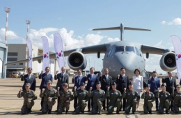 브라질 도착한 李대통령, 첫 일정으로 군 수송기 'C-390' 시찰…"국방협력의 첫 시작"