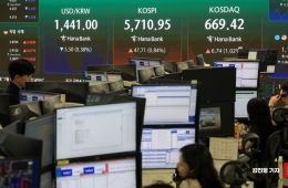 Won-Dollar Exchange Rate Falls to 1,430 KRW for First Time in 5 Months on Fed Rate Freeze, SK hynix ADR Inflow