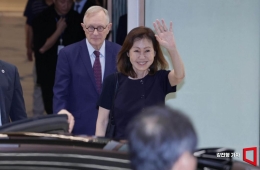 "Hotteok and Finger Hearts"... US Ambassador Michelle Steel Visits Gwanghwamun and Namdaemun Market