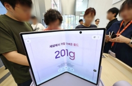 "Folds to Passport Size, Opens Like a Tablet"... Why Millennials and Gen Z Are Drawn to the Fold8