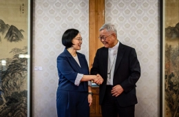 한 총리, 유흥식 추기경과 오찬…"교황도 한반도 평화에 관심" 