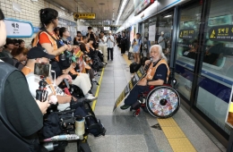 1号线龙山站上行列车不停站通过……全国残疾人差别消除联合会举行乘车示威