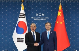 Wang Yi Arrives 16 Minutes Late for Diplomatic Talks, Says He Hopes for 'Two States' Peaceful Coexistence between South and North Korea (Updated)