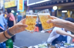 '비주류'라더니…힙하게 낮술하Z