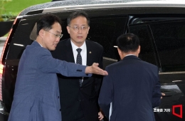 2기 경제사령탑 이형일 첫 출근…세제 수습·성장 반등 등 과제 산적