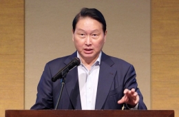 최태원 SK 회장 "日에 반도체 합작공장 설립 검토…전역 살펴보는 중"