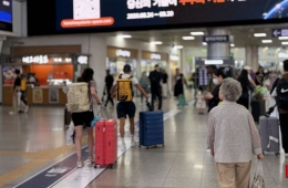 ‘톡’으로 끊는 기차표, 어르신 귀향길이 '턱' 막혔다
