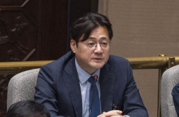 Cheong Wa Dae: "Re-election Amendment Controversy Regrettable, President Lee to Clarify Position Further"