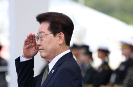 Lee Says "My Heart Aches for Soldiers Injured in DMZ Incident... Will Continue Steps to Ease Inter-Korean Tensions"