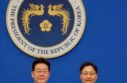 President Lee Presents Appointment Letter to Kim Jiyong, Urges Him to Investigate "Without Distinguishing Between Your Side and Mine"
