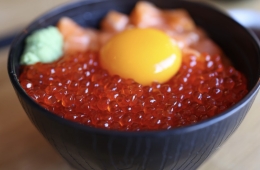 '한 알에 45원' 덮밥 위 주황빛 보석… 초밥집 초비상