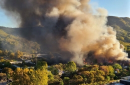 Smoke billows from fire in Gangnam's Guryong Village... Fire authorities issue Response Level 2 (Updated)