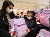 "가죽 소재라더니 폴리에스터였네"…16만원짜리 초등생 가방 '엉터리 라벨' 적발