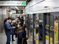 서울 지하철 2호선 이대역 기계실 화재…승강장 안전문 오작동에 다시 '무정차 통과'